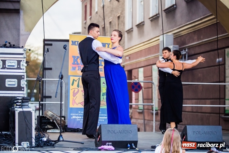 Zdjęcie w galerii na portalu naszraciborz.pl: Pożegnanie Lata z MDK na raciborskim rynku wiadomości z regionu