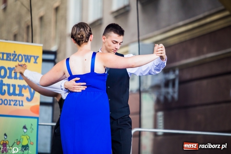 Zdjęcie w galerii na portalu naszraciborz.pl: Pożegnanie Lata z MDK na raciborskim rynku wiadomości z regionu