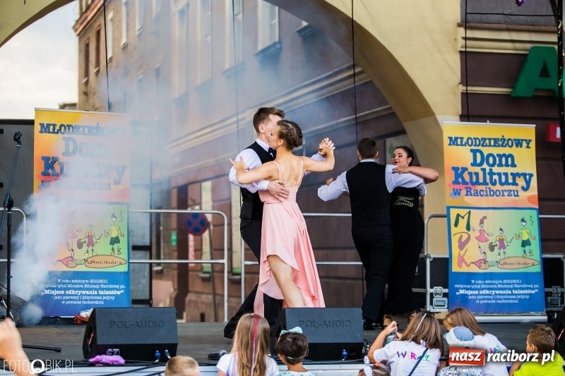Zdjęcie w galerii na portalu naszraciborz.pl: Pożegnanie Lata z MDK na raciborskim rynku wiadomości z regionu
