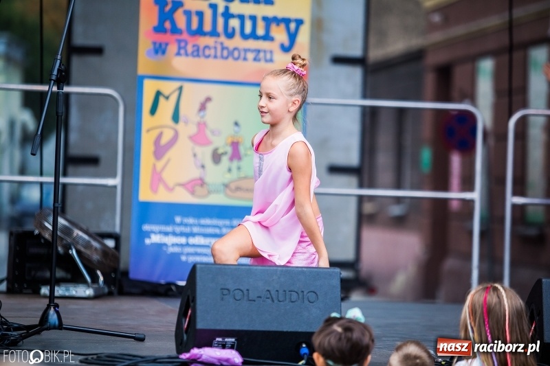 Zdjęcie w galerii na portalu naszraciborz.pl: Pożegnanie Lata z MDK na raciborskim rynku wiadomości z regionu