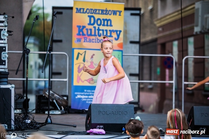 Zdjęcie w galerii na portalu naszraciborz.pl: Pożegnanie Lata z MDK na raciborskim rynku wiadomości z regionu
