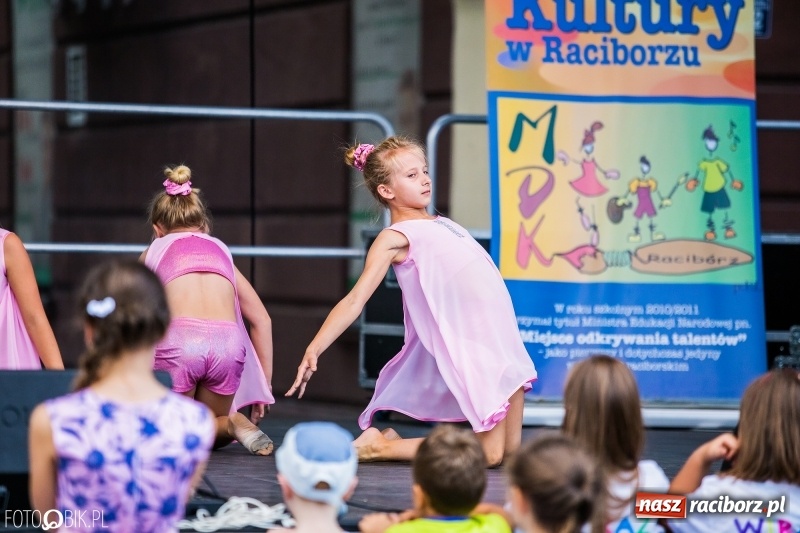 Zdjęcie w galerii na portalu naszraciborz.pl: Pożegnanie Lata z MDK na raciborskim rynku wiadomości z regionu