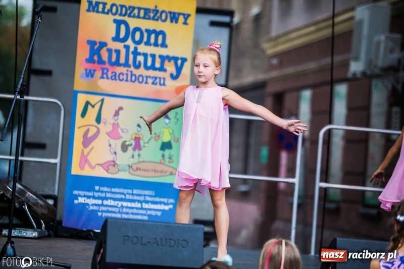 Zdjęcie w galerii na portalu naszraciborz.pl: Pożegnanie Lata z MDK na raciborskim rynku wiadomości z regionu