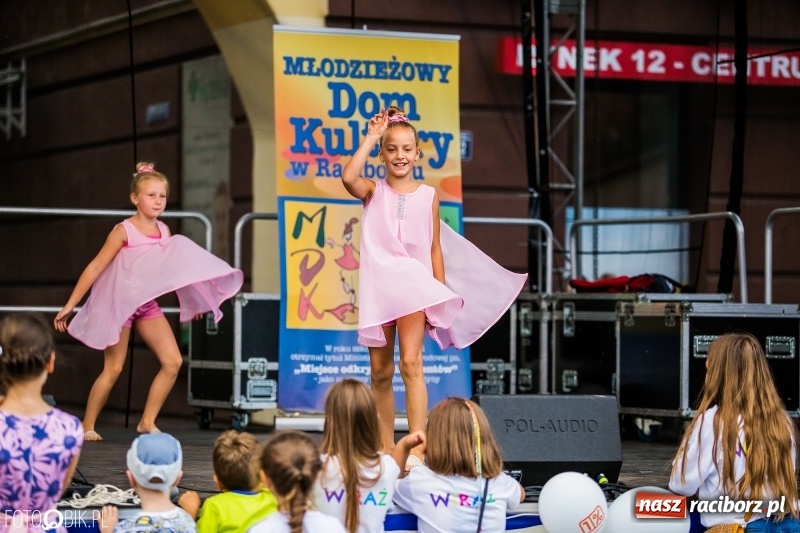 Zdjęcie w galerii na portalu naszraciborz.pl: Pożegnanie Lata z MDK na raciborskim rynku wiadomości z regionu