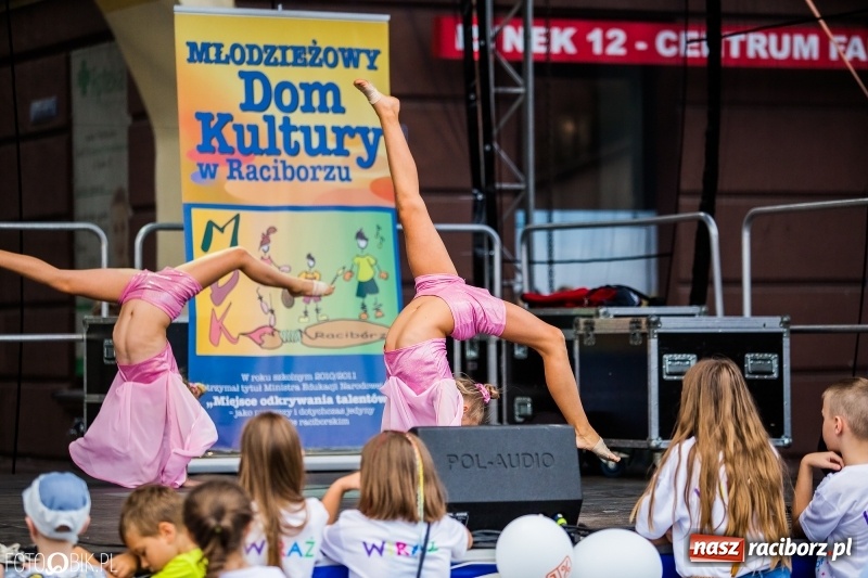 Zdjęcie w galerii na portalu naszraciborz.pl: Pożegnanie Lata z MDK na raciborskim rynku wiadomości z regionu