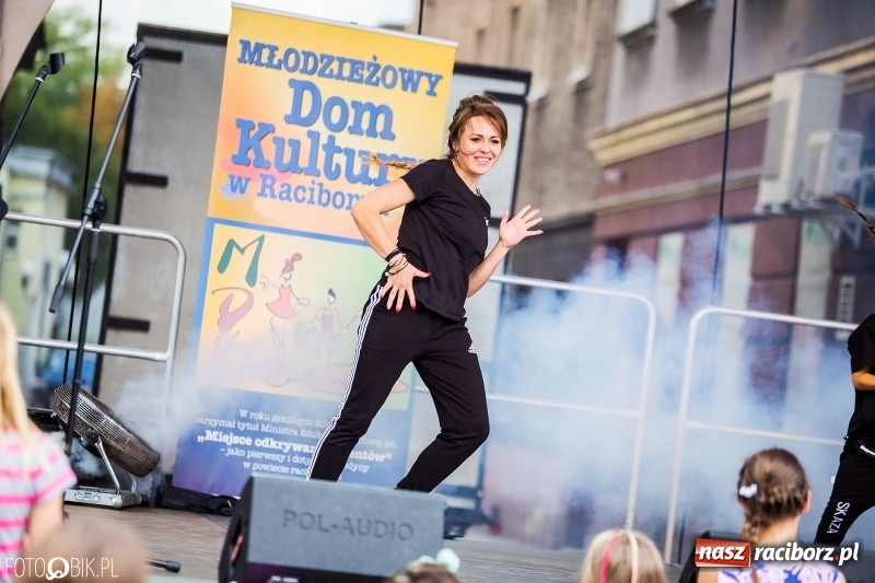 Zdjęcie w galerii na portalu naszraciborz.pl: Pożegnanie Lata z MDK na raciborskim rynku wiadomości z regionu