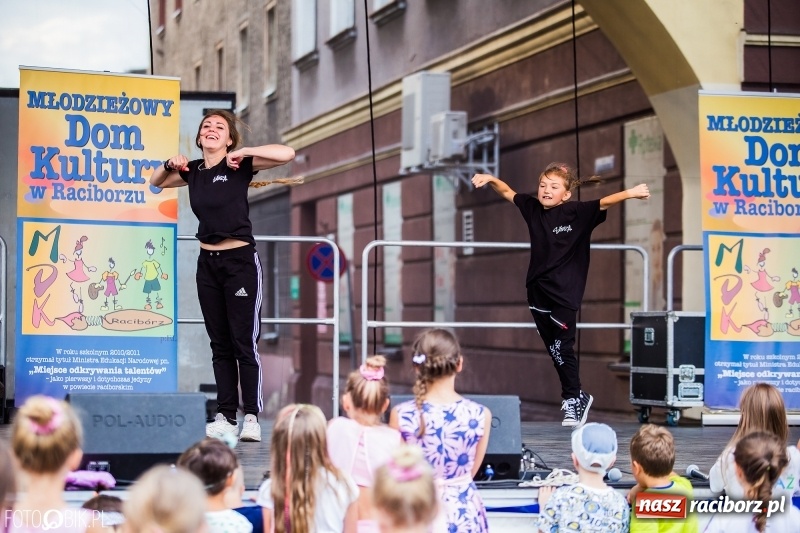 Zdjęcie w galerii na portalu naszraciborz.pl: Pożegnanie Lata z MDK na raciborskim rynku wiadomości z regionu