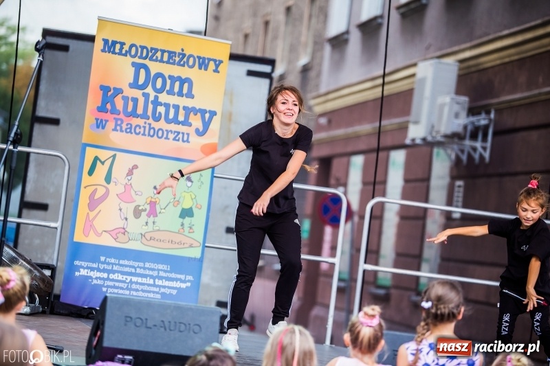 Zdjęcie w galerii na portalu naszraciborz.pl: Pożegnanie Lata z MDK na raciborskim rynku wiadomości z regionu