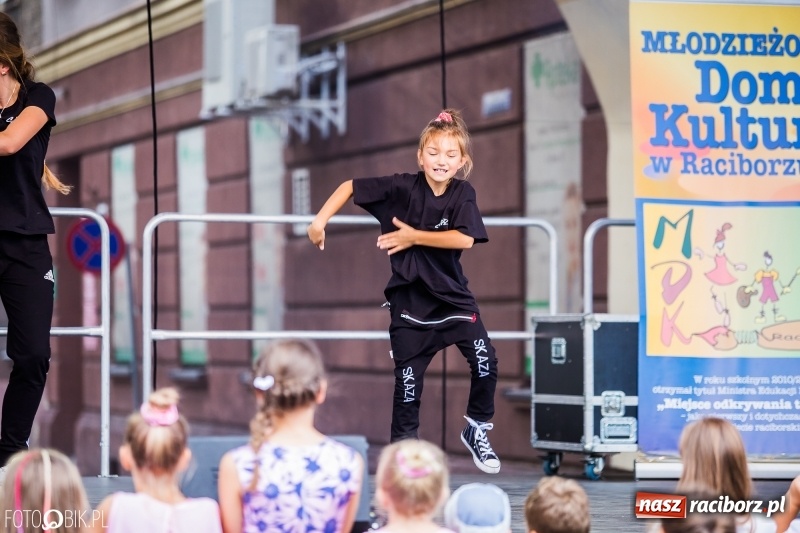 Zdjęcie w galerii na portalu naszraciborz.pl: Pożegnanie Lata z MDK na raciborskim rynku wiadomości z regionu
