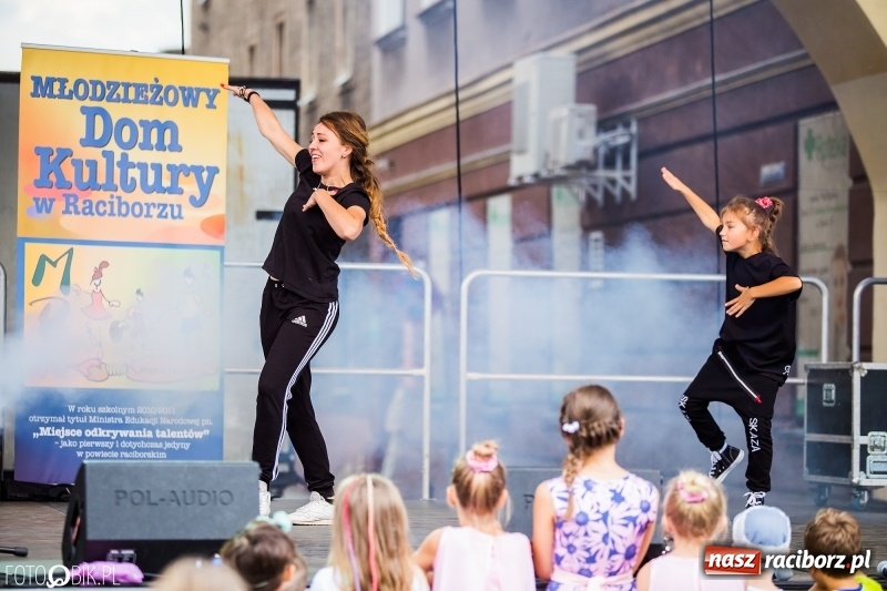 Zdjęcie w galerii na portalu naszraciborz.pl: Pożegnanie Lata z MDK na raciborskim rynku wiadomości z regionu