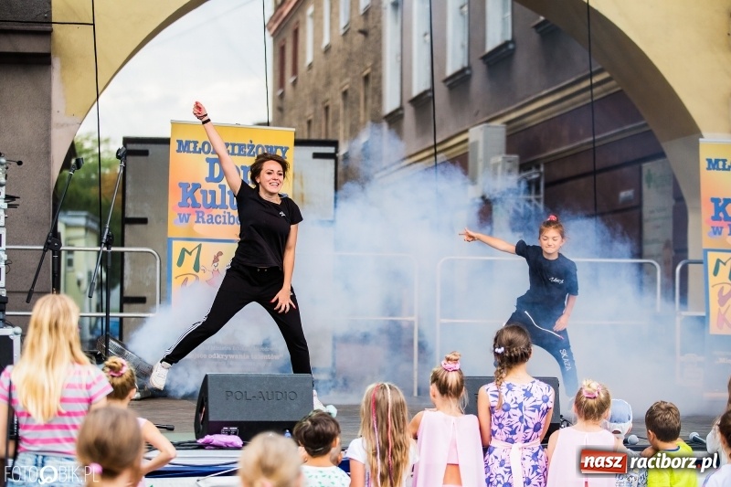 Zdjęcie w galerii na portalu naszraciborz.pl: Pożegnanie Lata z MDK na raciborskim rynku wiadomości z regionu
