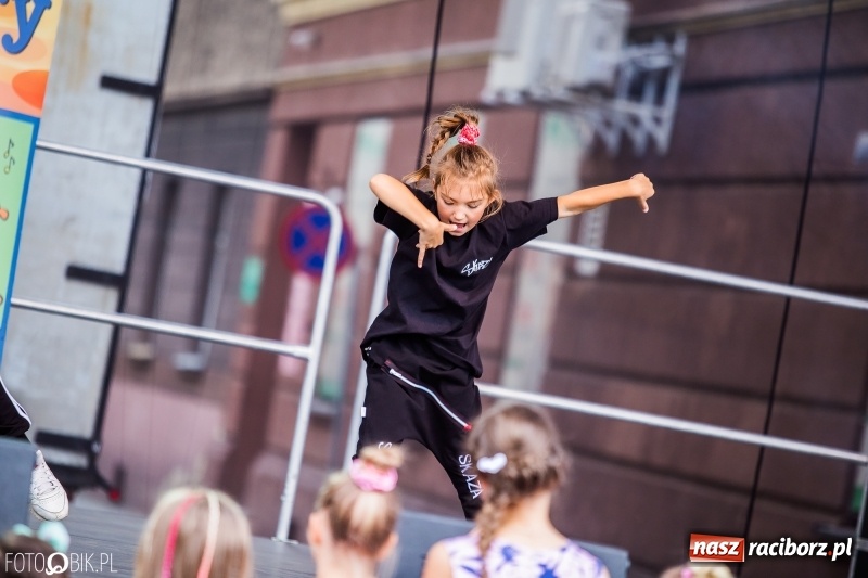 Zdjęcie w galerii na portalu naszraciborz.pl: Pożegnanie Lata z MDK na raciborskim rynku wiadomości z regionu