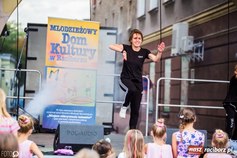 Zdjęcie w galerii na portalu naszraciborz.pl: Pożegnanie Lata z MDK na raciborskim rynku wiadomości z regionu