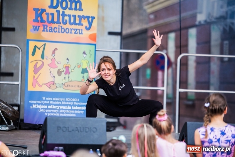 Zdjęcie w galerii na portalu naszraciborz.pl: Pożegnanie Lata z MDK na raciborskim rynku wiadomości z regionu