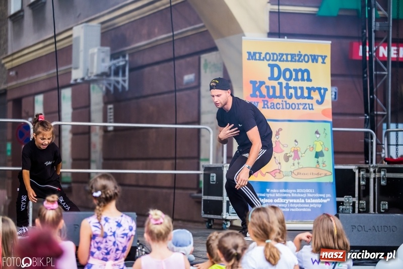 Zdjęcie w galerii na portalu naszraciborz.pl: Pożegnanie Lata z MDK na raciborskim rynku wiadomości z regionu