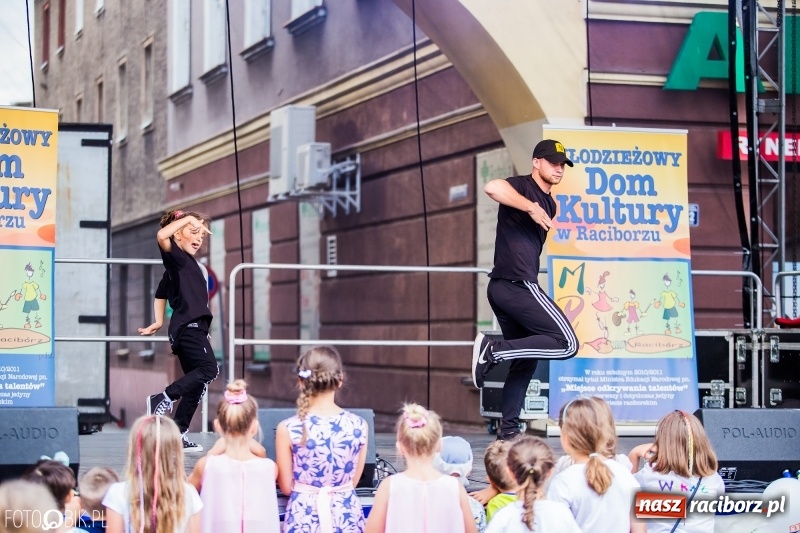 Zdjęcie w galerii na portalu naszraciborz.pl: Pożegnanie Lata z MDK na raciborskim rynku wiadomości z regionu