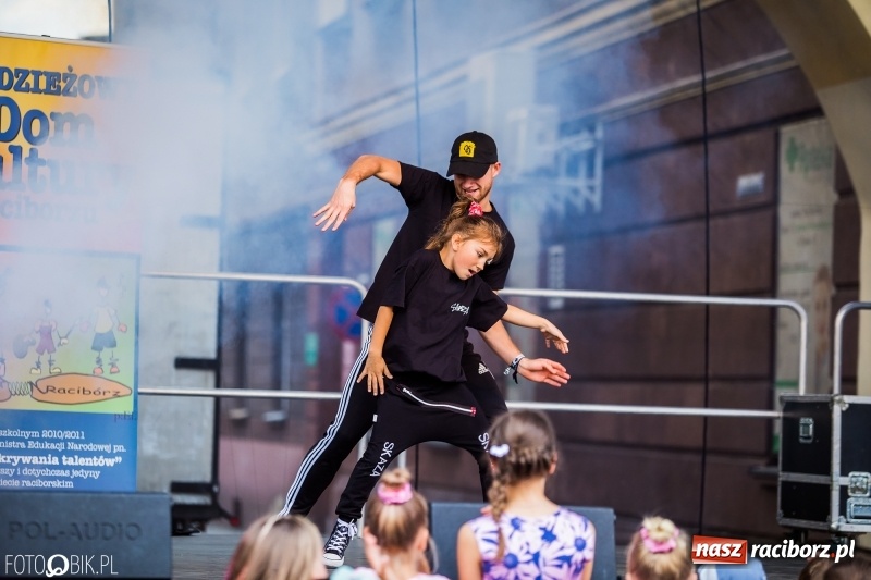 Zdjęcie w galerii na portalu naszraciborz.pl: Pożegnanie Lata z MDK na raciborskim rynku wiadomości z regionu