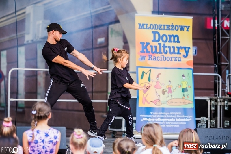 Zdjęcie w galerii na portalu naszraciborz.pl: Pożegnanie Lata z MDK na raciborskim rynku wiadomości z regionu