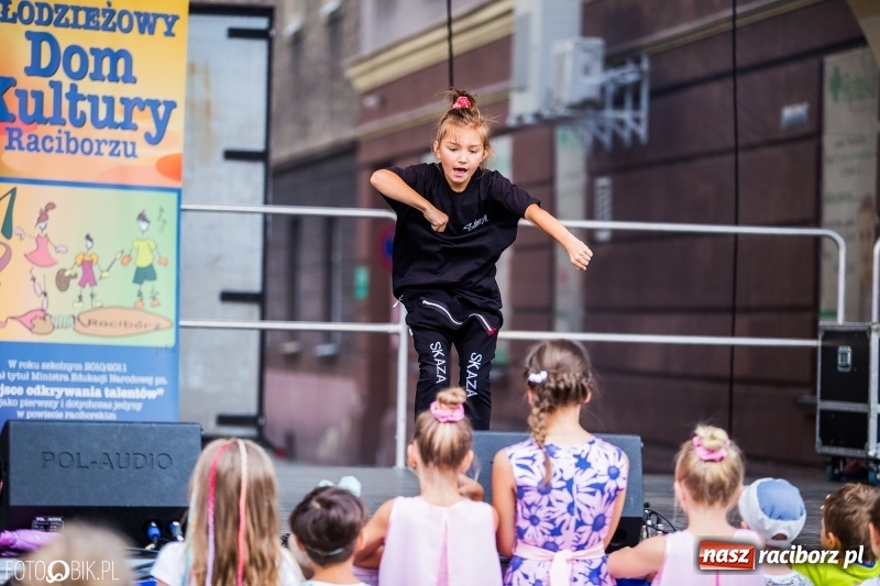 Zdjęcie w galerii na portalu naszraciborz.pl: Pożegnanie Lata z MDK na raciborskim rynku wiadomości z regionu
