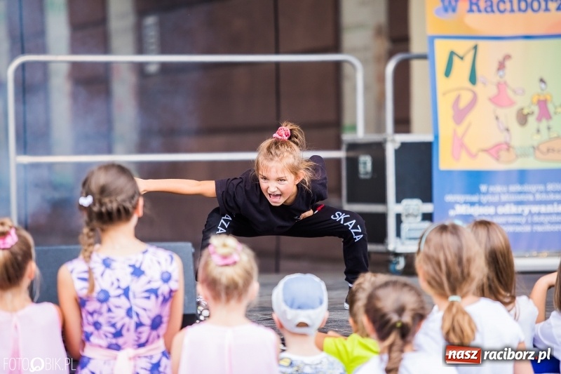 Zdjęcie w galerii na portalu naszraciborz.pl: Pożegnanie Lata z MDK na raciborskim rynku wiadomości z regionu