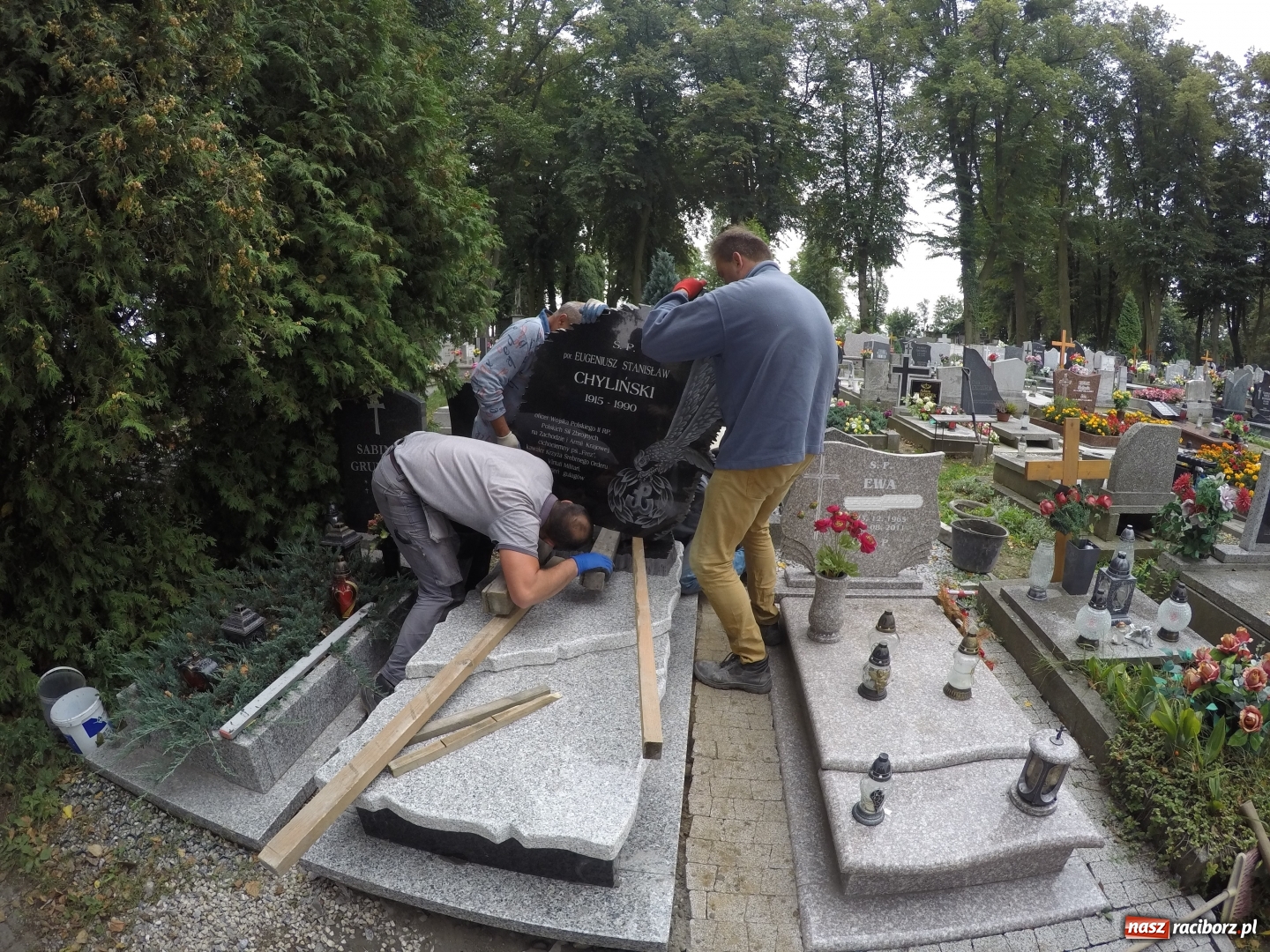 Zdjęcie w galerii na portalu naszraciborz.pl: Cichociemny Eugeniusz Chyliński ma nowy nagrobek wiadomości z regionu