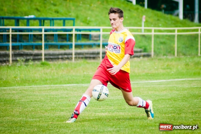 Zdjęcie w galerii na portalu naszraciborz.pl: Pewna wygrana juniorów Rafako z Zabełkowem wiadomości z regionu
