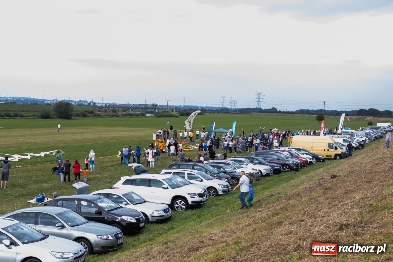Zdjęcie w galerii na portalu naszraciborz.pl: Pokazy spadochroniarzy i bitwa powietrzna podczas Pikniku Modelarskiego wiadomości z regionu