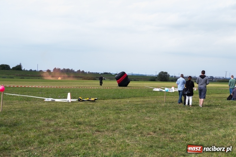 Zdjęcie w galerii na portalu naszraciborz.pl: Pokazy spadochroniarzy i bitwa powietrzna podczas Pikniku Modelarskiego wiadomości z regionu