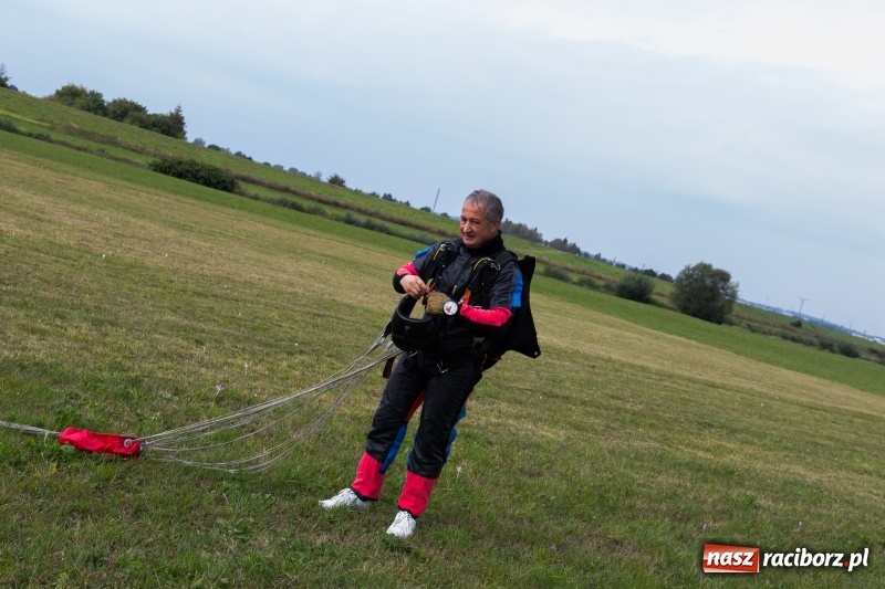 Zdjęcie w galerii na portalu naszraciborz.pl: Pokazy spadochroniarzy i bitwa powietrzna podczas Pikniku Modelarskiego wiadomości z regionu