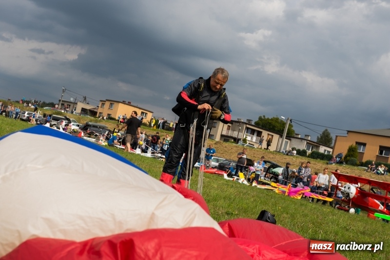 Zdjęcie w galerii na portalu naszraciborz.pl: Pokazy spadochroniarzy i bitwa powietrzna podczas Pikniku Modelarskiego wiadomości z regionu