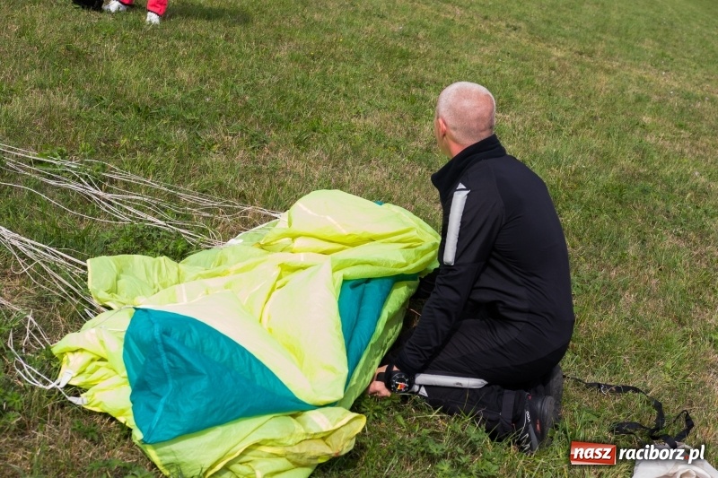 Zdjęcie w galerii na portalu naszraciborz.pl: Pokazy spadochroniarzy i bitwa powietrzna podczas Pikniku Modelarskiego wiadomości z regionu