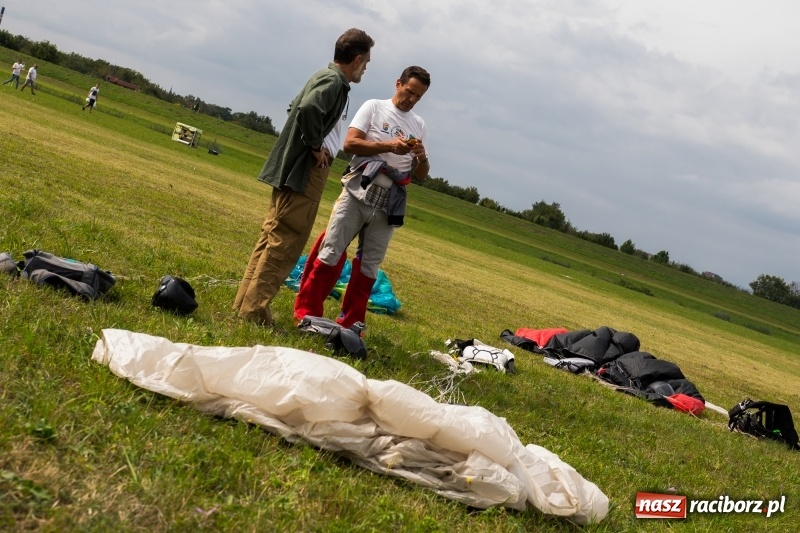Zdjęcie w galerii na portalu naszraciborz.pl: Pokazy spadochroniarzy i bitwa powietrzna podczas Pikniku Modelarskiego wiadomości z regionu