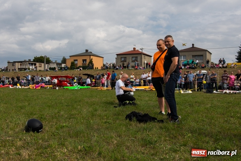Zdjęcie w galerii na portalu naszraciborz.pl: Pokazy spadochroniarzy i bitwa powietrzna podczas Pikniku Modelarskiego wiadomości z regionu
