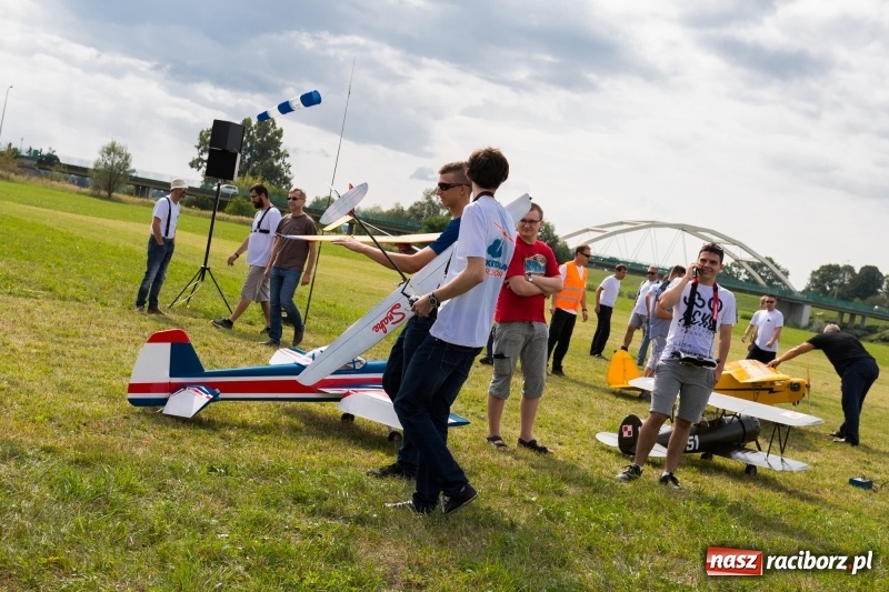 Zdjęcie w galerii na portalu naszraciborz.pl: Pokazy spadochroniarzy i bitwa powietrzna podczas Pikniku Modelarskiego wiadomości z regionu