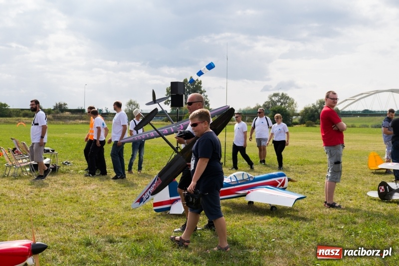 Zdjęcie w galerii na portalu naszraciborz.pl: Pokazy spadochroniarzy i bitwa powietrzna podczas Pikniku Modelarskiego wiadomości z regionu