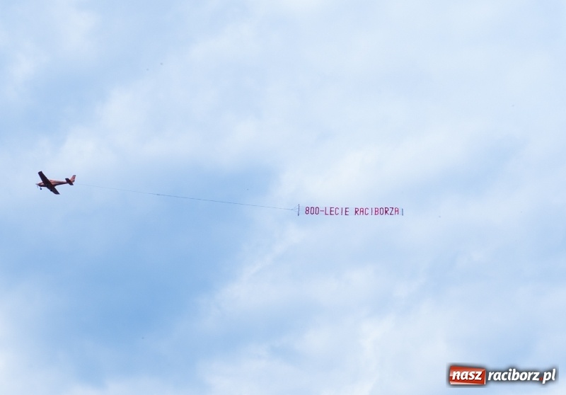Zdjęcie w galerii na portalu naszraciborz.pl: Pokazy spadochroniarzy i bitwa powietrzna podczas Pikniku Modelarskiego wiadomości z regionu