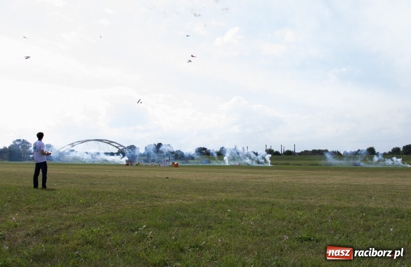 Zdjęcie w galerii na portalu naszraciborz.pl: Pokazy spadochroniarzy i bitwa powietrzna podczas Pikniku Modelarskiego wiadomości z regionu