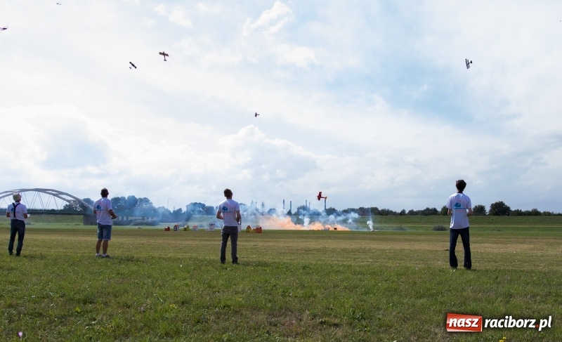 Zdjęcie w galerii na portalu naszraciborz.pl: Pokazy spadochroniarzy i bitwa powietrzna podczas Pikniku Modelarskiego wiadomości z regionu