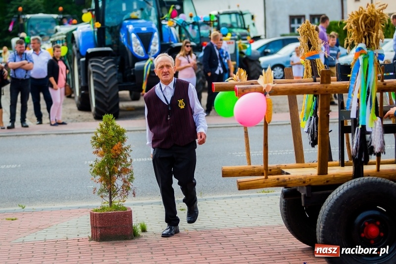 Zdjęcie w galerii na portalu naszraciborz.pl: Baletnice i rolnicy-urzędnicy na dożynkach w Pawłowie wiadomości z regionu