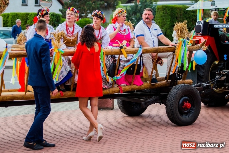 Zdjęcie w galerii na portalu naszraciborz.pl: Baletnice i rolnicy-urzędnicy na dożynkach w Pawłowie wiadomości z regionu