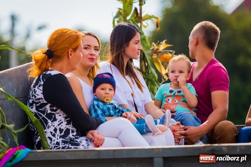 Zdjęcie w galerii na portalu naszraciborz.pl: Baletnice i rolnicy-urzędnicy na dożynkach w Pawłowie wiadomości z regionu