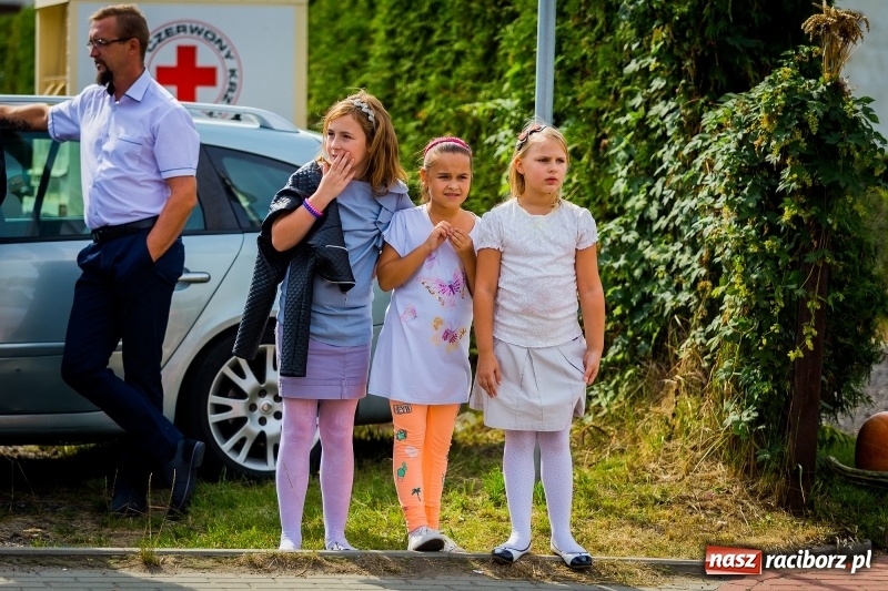 Zdjęcie w galerii na portalu naszraciborz.pl: Baletnice i rolnicy-urzędnicy na dożynkach w Pawłowie wiadomości z regionu