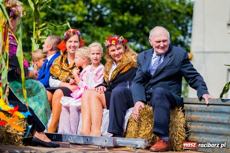 Zdjęcie w galerii na portalu naszraciborz.pl: Baletnice i rolnicy-urzędnicy na dożynkach w Pawłowie wiadomości z regionu
