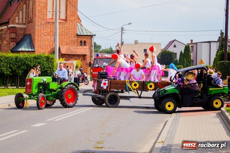 Zdjęcie w galerii na portalu naszraciborz.pl: Baletnice i rolnicy-urzędnicy na dożynkach w Pawłowie wiadomości z regionu