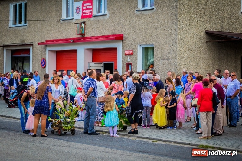 Zdjęcie w galerii na portalu naszraciborz.pl: Mobilne spa, stare wypieki i chleb ze smalcem, czyli święto plonów w Owsiszczach wiadomości z regionu