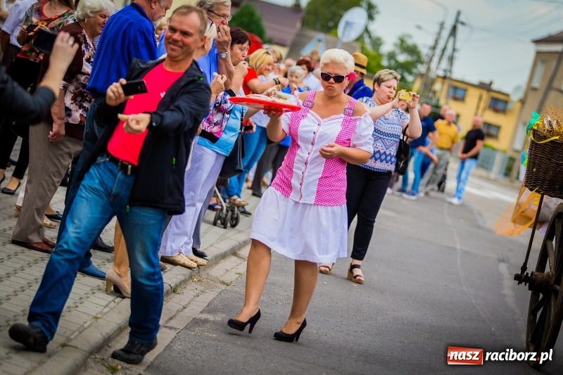 Zdjęcie w galerii na portalu naszraciborz.pl: Mobilne spa, stare wypieki i chleb ze smalcem, czyli święto plonów w Owsiszczach wiadomości z regionu