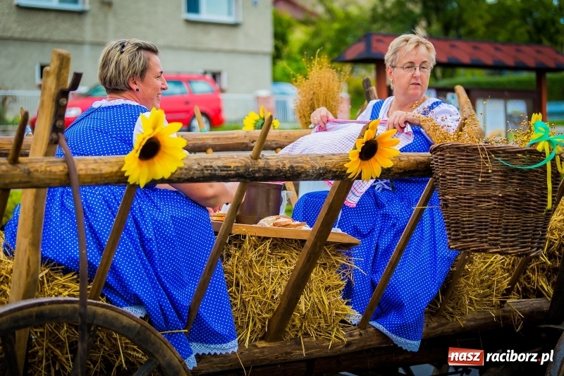 Zdjęcie w galerii na portalu naszraciborz.pl: Mobilne spa, stare wypieki i chleb ze smalcem, czyli święto plonów w Owsiszczach wiadomości z regionu