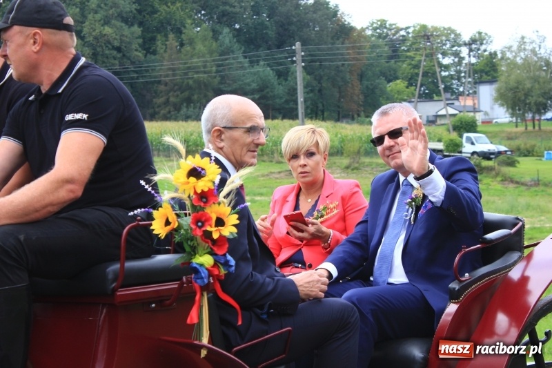 Zdjęcie w galerii na portalu naszraciborz.pl: Niebiańska szkoła, biuro ochrony dożynek i kobylskie leniuchy na dożynkach w Rzuchowie wiadomości z regionu