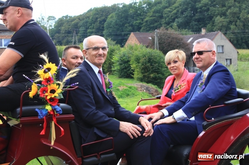 Zdjęcie w galerii na portalu naszraciborz.pl: Niebiańska szkoła, biuro ochrony dożynek i kobylskie leniuchy na dożynkach w Rzuchowie wiadomości z regionu