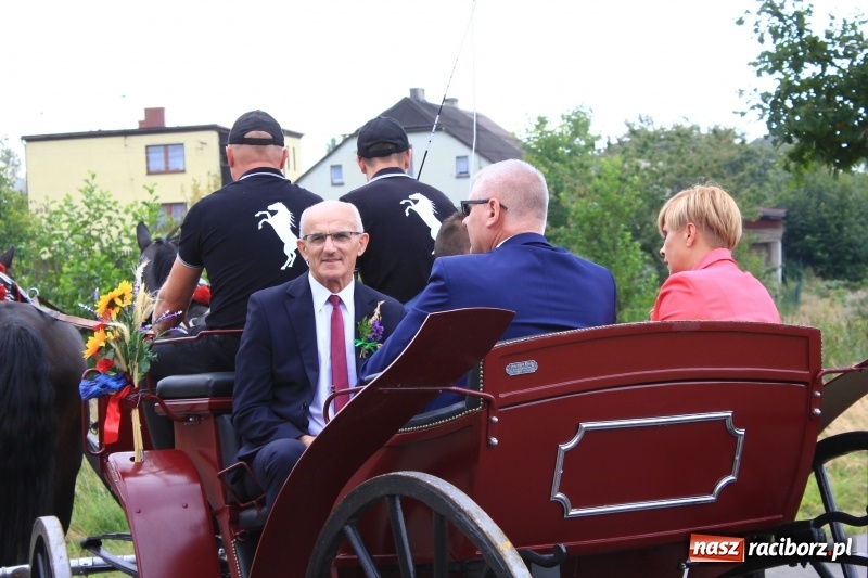 Zdjęcie w galerii na portalu naszraciborz.pl: Niebiańska szkoła, biuro ochrony dożynek i kobylskie leniuchy na dożynkach w Rzuchowie wiadomości z regionu